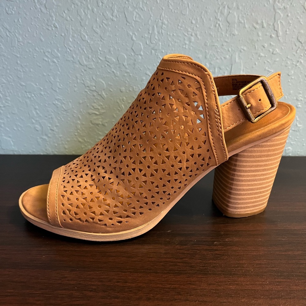 Universal Threads Heeled Sandal Size 9.5